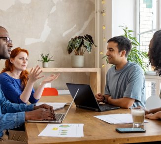 Managers et salariés d’entreprise échangeant sur des solutions pour maîtriser durablement les dépenses de santé 