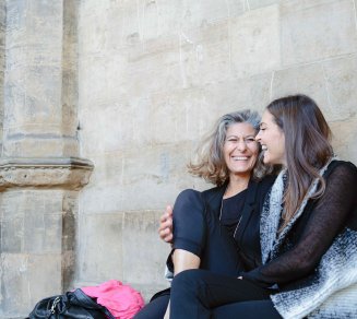 Mère avec enfant qui consulte ses droits à la retraite