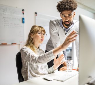 Collaborateurs d’une entreprise qui échangent sur la baisse des augmentations salariales et du pouvoir d’achat en 2025