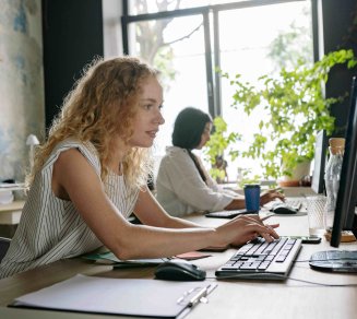 Femme au travail souffrant d'endométriose, symbole des impacts professionnels de la maladie