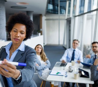 Collaborateurs en entreprise discutant, illustrant la rentrée entreprises 2025 et les nouvelles mesures fiscales et réglementaires.