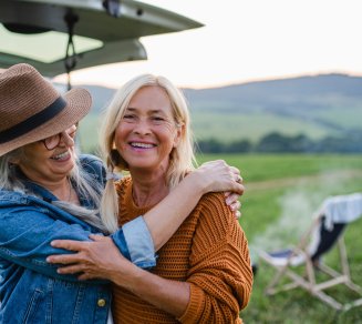 Une femme préparant un repas sain, illustrant comment l’alimentation aide à mieux vivre la ménopause et à préserver la santé. 