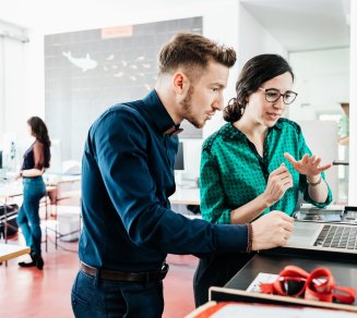 Deux collaborateurs évoquant l’impact des arrêts de travail sur la prévoyance collective