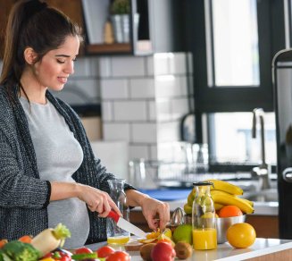 Femme enceinte qui mange sainement