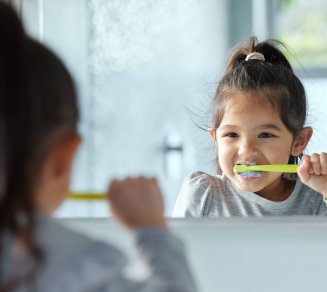 Enfant qui se brosse les dents