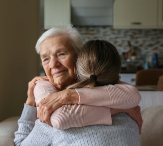 Femme qui se renseigne sur le don d'organes