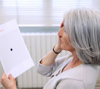 Femme senior qui consulte pour lutter contre la dégénérescence maculaire