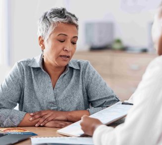 Femme qui consulte son dossier médical personnel
