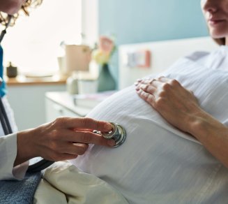 Femme enceinte qui réalise un examen médical