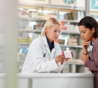 Femme qui se renseigne sur la pilule 3e génération