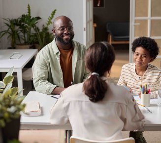 Famille qui se renseigne sur les plafonds de ressources de la complémentaire santé solidaire