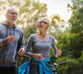 couple senior qui fait du sport pour lutter contre le cholestérol