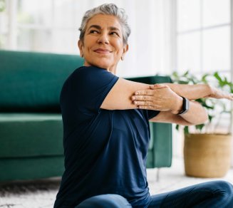 femme qui fait du sport pour garder un cœur en bonne santé et prévenir les risques cardiovasculaires