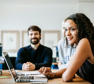 Collaborateurs réunis en salle de réunion discutant des solutions pour accompagner les salariés aidants.