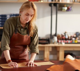 Artisan maroquinière représentant la couverture sociale des travailleurs non-salariés