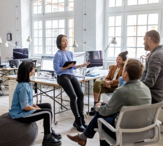 dirigeants qui réfléchissent aux impacts de la LFSS 2026