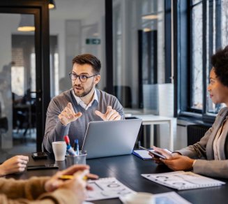 responsable ressources humaines qui évoque les impacts de la LFSS 2026 pour l’entreprise