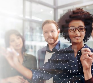 Salariés qui réfléchissent aux changements engendrés par la LFSS 2026