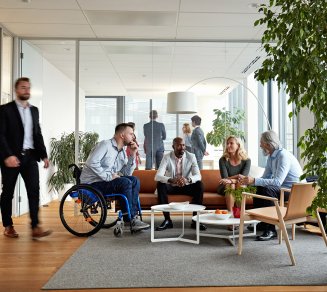 Réunion en entreprise illustrant une démarche d'inclusion et de diversité au travail