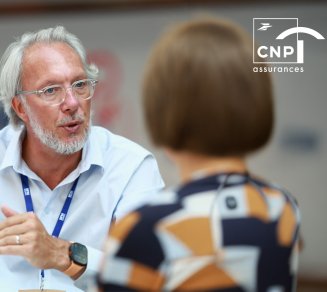 Dirigeant de PME échangeant avec ses salariés sur un dispositif d'épargne salariale et retraite