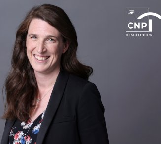 Stéphanie Cariou-Hellec, directrice générale CNP Retraite échangeant avec ses salariés sur un dispositif d'épargne salariale et retraite