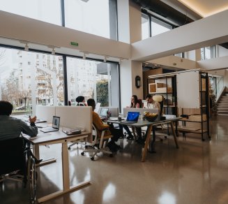 Équipe de salariés dans des bureaux d'entreprise, illustrant la valeur d'un contrat collectif santé et prévoyance pour les TPE et PME.
