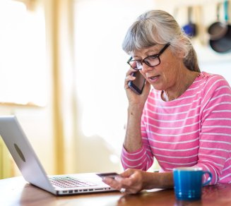 Femme senior consultant ses dépenses de santé après 65 ans