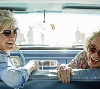 femmes seniors qui échangent sur la prévoyance à la retraite