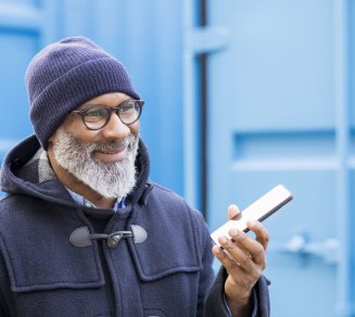 Senior consultant une application de santé numérique sur son smartphone