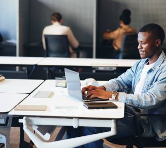 Apprenti qui se renseigne sur son affiliation à la complémentaire santé et prévoyance de son entreprise