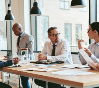 Dirigeant faisant le point sur les évolutions de la protection sociale de son entreprise en 2027 avec ses collaborateurs