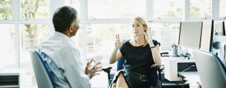 Employeur présentant à une collaboratrice la prévoyance collective. 