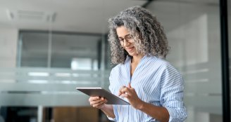 femme adhérente qui cherche sur sa tablette