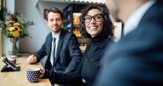 Dirigeants d’entreprise qui échangent sur les points clés et réformes du projet de loi de finance de la Sécurité sociale 
