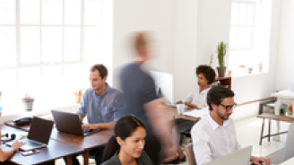 Jeunes collègues en entreprise travaillant dans un open space
