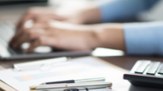 Homme en train de saisir des informations sur son clavier d'ordinateur