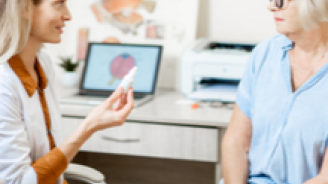femme d’âge mur en train de parler avec une ophtalmologue pendant une consultation médicale 