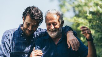 Un senior heureux qui prépare sa retraite avec son fils