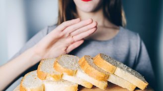 Jeune femme pain blanc intolérance gluten