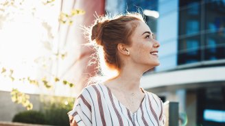 Jeune femme rousse soleil
