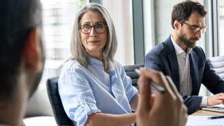 femme senior travail retraite jeune homme