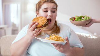 cholesterol alimentation femme burger salade