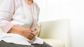 femme senior douleur ventre