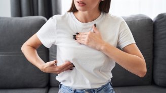 femme palpation poitrine cancer sein