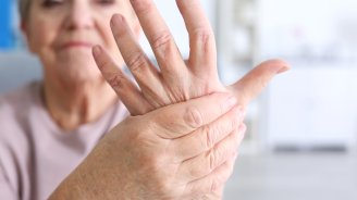 femme senior arthrose main