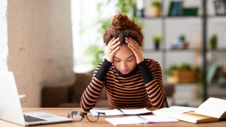 jeune femme attention concentration travail
