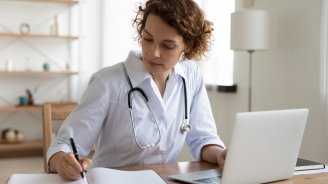 femme medecin dossier medical