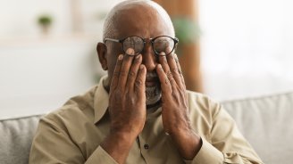 homme senior vision lunettes flou