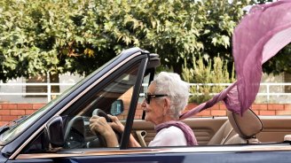 femme senior voiture permis conduire