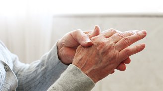 mains femme senior rhumatismes